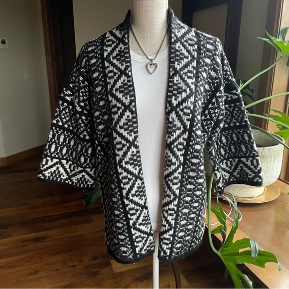Velvet by Graham & Spencer Black and White Geometric Patterned Open Cardigan - Picture 3 of 13